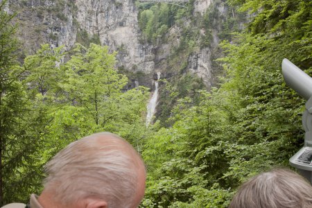 Brug met waterval - en mensen